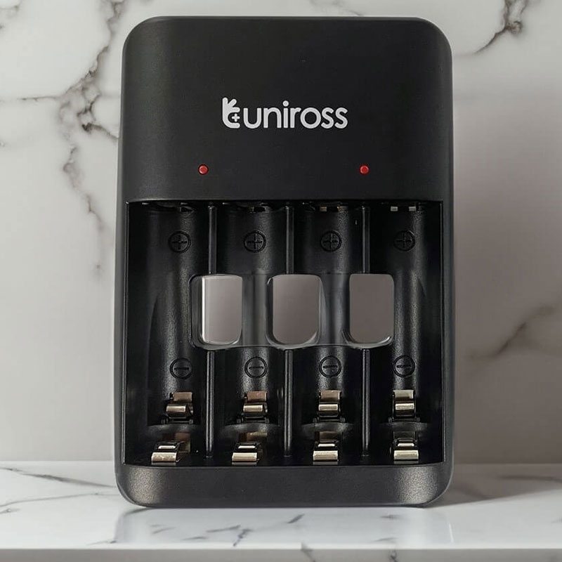Chargeur Piles UNIROSS Value Pour AA AAA + 4 Piles AA 1300mAh - Image 2